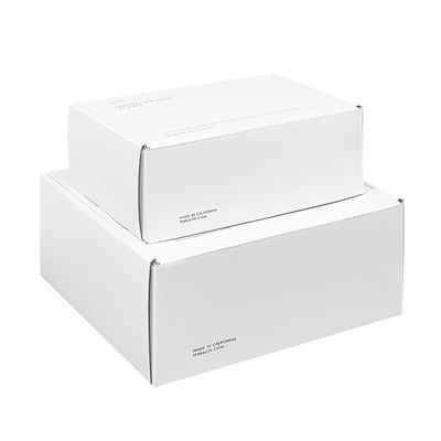 ファッションスタイル 正角形メール紙箱 白い靴と服装 送料箱