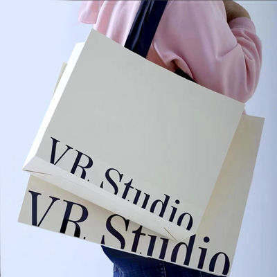 カスタム 服 ショッピング バッグ パッケージ 贅沢 アイボリーボード クラフト 紙 低価格 ショッピング ギフト バッグ カスタム ロゴ