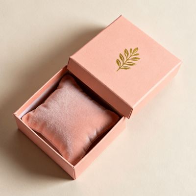 カスタムデザインの高級ギフトボックス エンボス加工されたグリーンの硬質紙製ジュエリーボックス リングとイヤリング用 ファッションアクセサリー収納