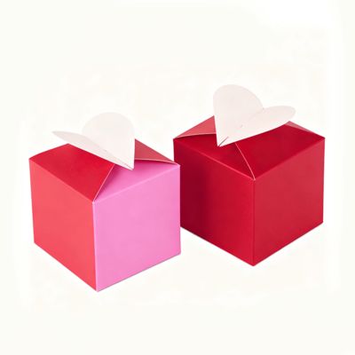 魅力的な愛を解き放つ 私たちの特別なハート型カードボックス 光沢マットラミネート スポンジライナー すべての特別な瞬間を演出 ハンドル付きキャンドル