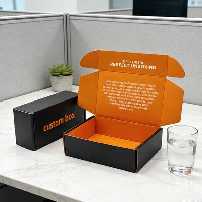 カスタムロゴ 衣装用Tシャツ キャップハットのためのファッションと流行のゴロゴロ紙配送箱